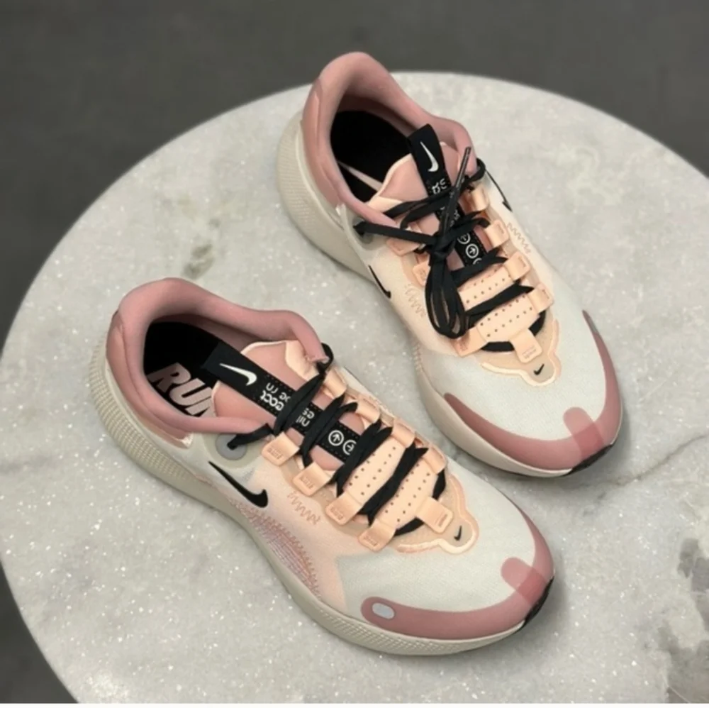 NIKE women's brand new size 7 CV3817-106 - Picture 1 of 7